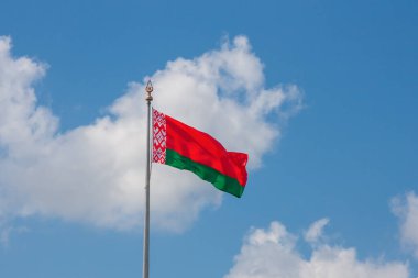 Beyaz Rusya Cumhuriyeti bayrağı mavi gökyüzü ve bulutlardan oluşan bir arka planda