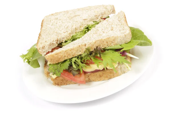 Бутерброд с коричневым хлебом на тарелке — стоковое фото