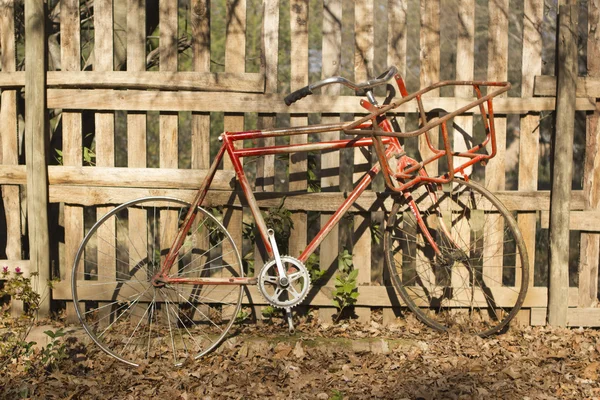 ahşap bir çit karşı eski vintage Bisiklet
