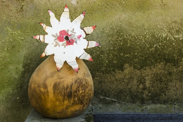 Flor cortada de estanho em uma cabaça de madeira — Fotografia de Stock