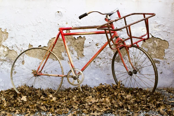 Decorative old bicycle against an old peeling wall — Stock Photo, Image