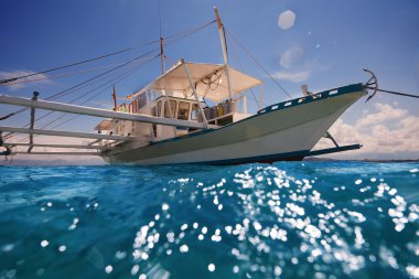 Filipino outrigger gitmek hazır