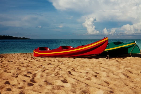 Two kayaks laying on sand — Stock Photo, Image