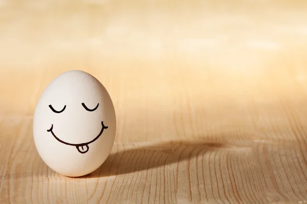 Смайлик на белом яйце — стоковое фото