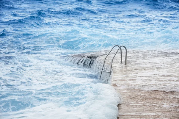 Overstroomd zwembad — Stockfoto