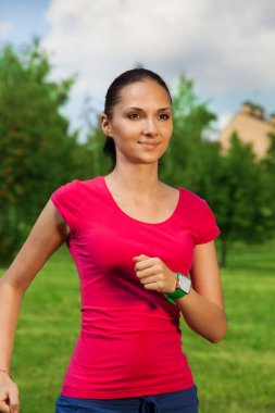 pembe tişört içinde güzel koşucu