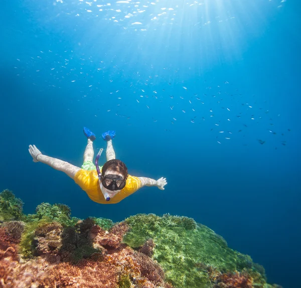 Jovem explorador snorkeling subaquático — Fotografia de Stock