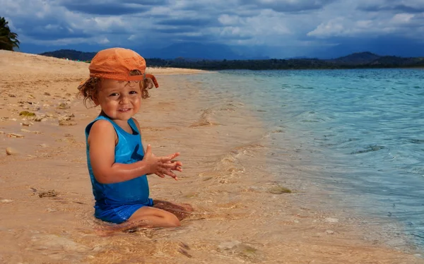 Toddler sitting in the water — Stock Photo, Image