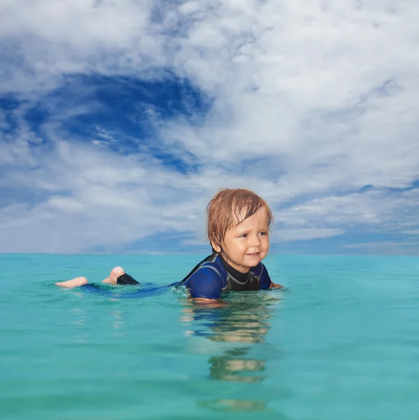 Malého chlapce, kterým se ve vodě — Stock fotografie