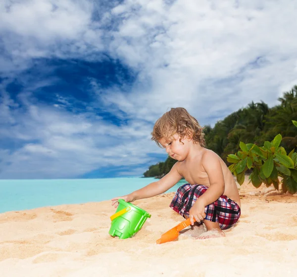 Kid playing on the seashore — Stock Photo, Image