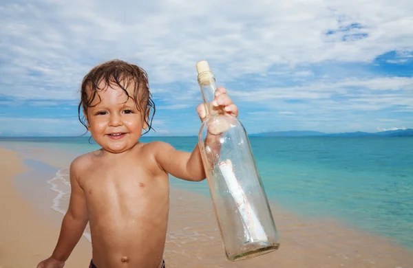 Kid found sos bottle in the sea — Stock Photo, Image