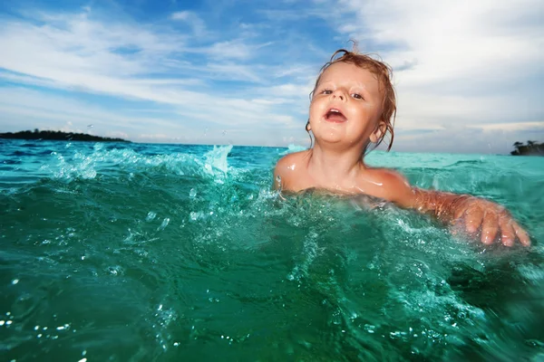 Zweijähriges Kind schwimmt — Stockfoto