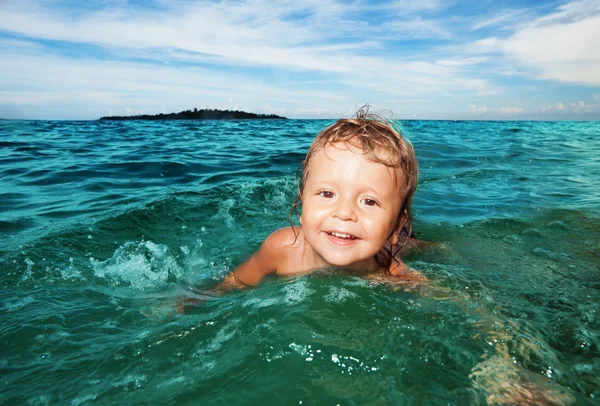 Kid, koupání v moři — Stock fotografie