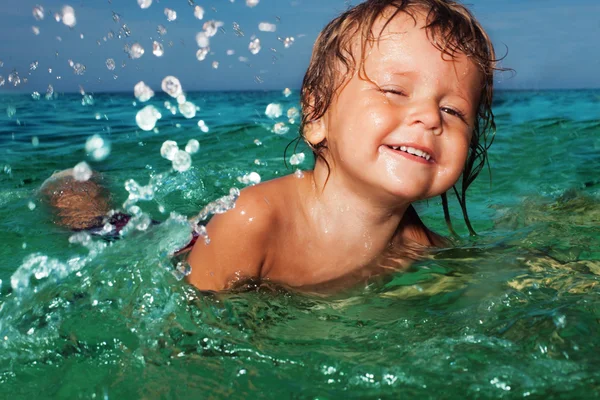 海の中で水しぶき喜んでいる子供 — ストック写真