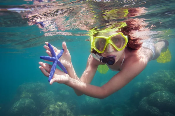 Vrouw bedrijf starfish — Stockfoto