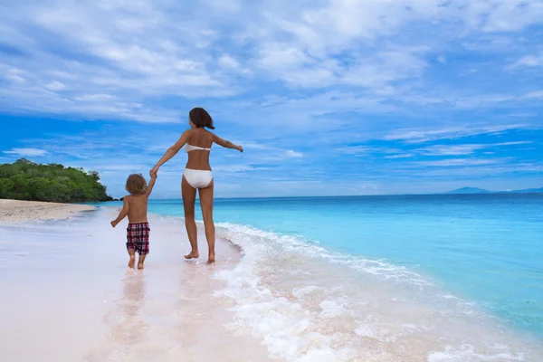 Mom and son running on seashore — Stock Photo, Image