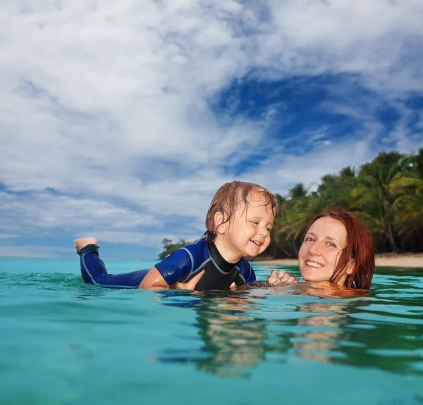 Nauczania dziecko pływać — Zdjęcie stockowe