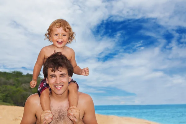 お父さんと息子の海辺に — ストック写真