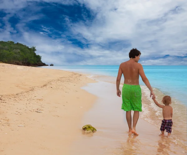 Glad promenad vid havet — Stockfoto