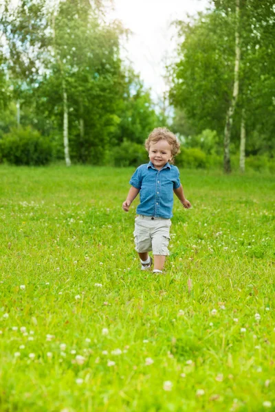 Glückliches kleines Kind läuft im Park — Stockfoto