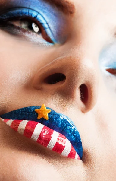 Menina com bandeira americana nos lábios — Fotografia de Stock