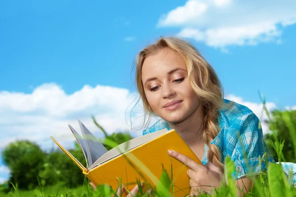 Pretty girl reading book outdoors — Stock Photo, Image