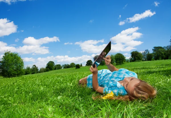 Student njuter internet i park — Stockfoto