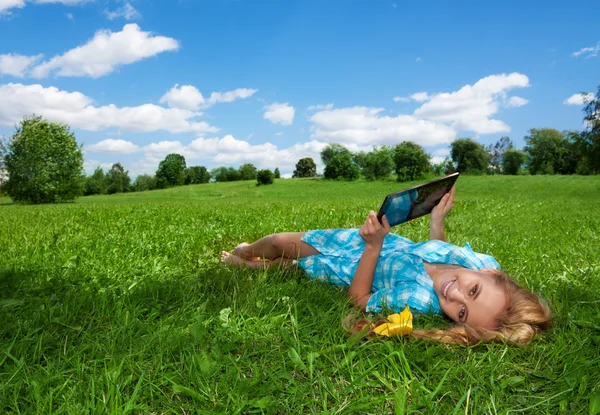 Happy browsen in het park — Stockfoto