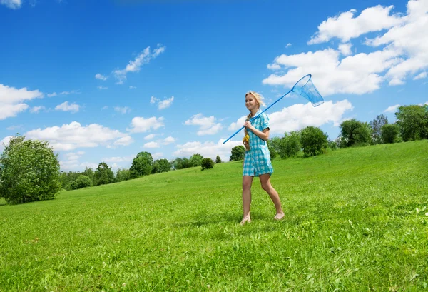 Girl and beautiful countryside landscape — Stock Photo, Image