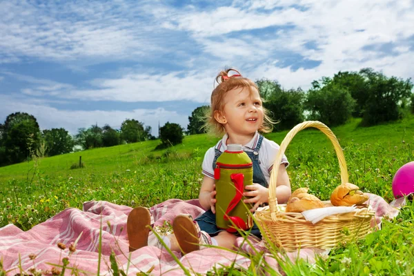 Lilla flickan dricka på picknick — Stockfoto