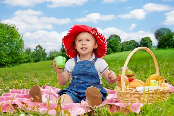 Engraçado menina segurando copo — Fotografia de Stock