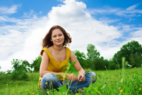 Mooi mooi meisje in park — Stockfoto