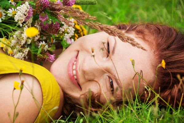 Menina feliz com buquê — Fotografia de Stock