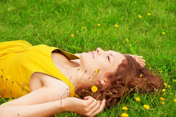 Menina relaxante na grama — Fotografia de Stock