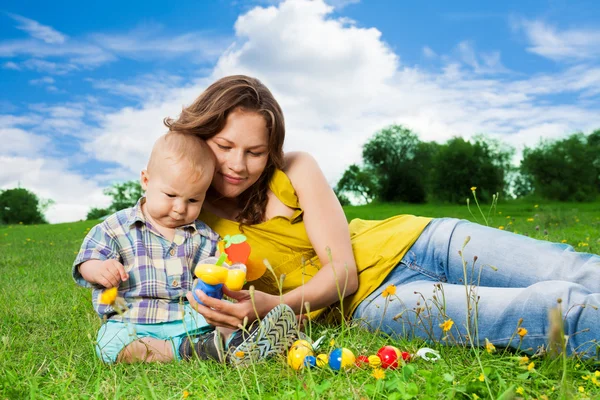 Mãe brincando com filho no parque — Fotografia de Stock