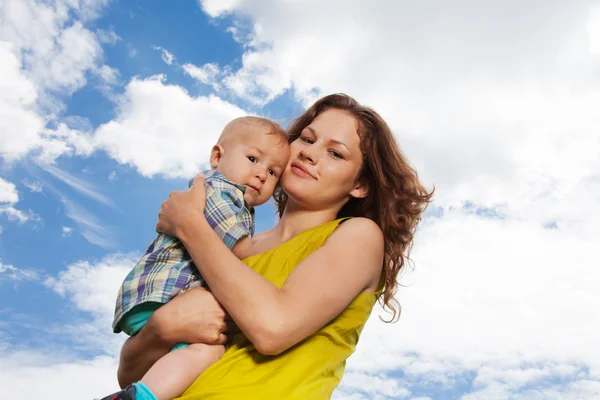 Maminka drží své dítě v parku — Stock fotografie