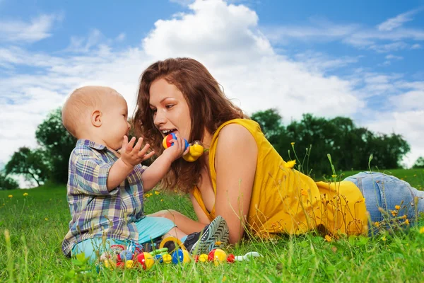 Maman et fils heureux ensemble — Photo