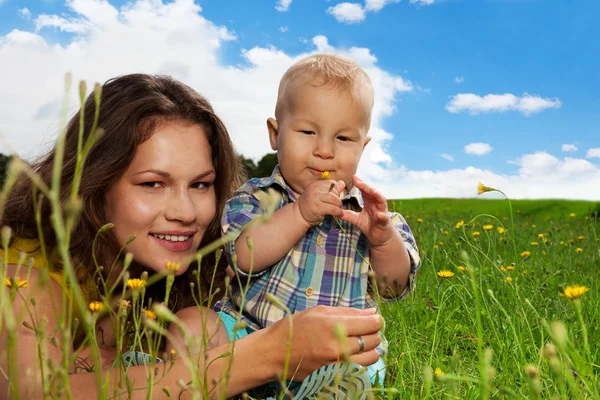 Baby snuiven van de bloem — Stockfoto