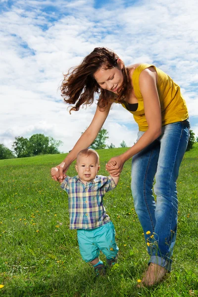 Infant learn how to walk — Stock Photo, Image