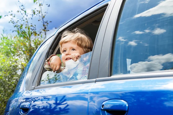 Niño en el coche de atrás sentarse — Foto de Stock