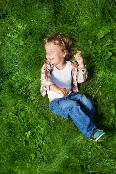 çimenlerin üzerinde haddeleme en komik çocuk