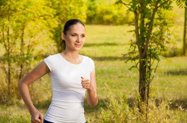 Chica corriendo en camiseta blanca —  Fotos de Stock