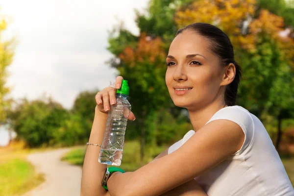 Glückliches Mädchen sitzend und ruhend — Stockfoto