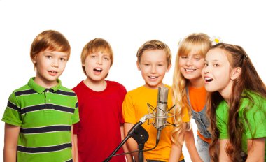 Grup 8 yaşında çocuk mikrofon ile