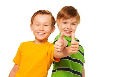 başparmak yukarıya ile yakışıklı çocuklar