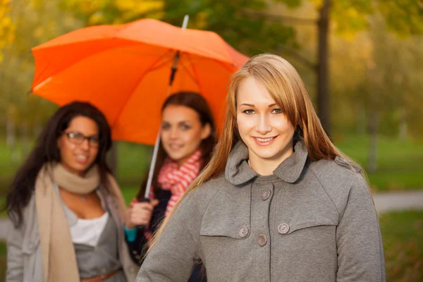 Lächeln Mädchen auf Spaziergang — Stockfoto