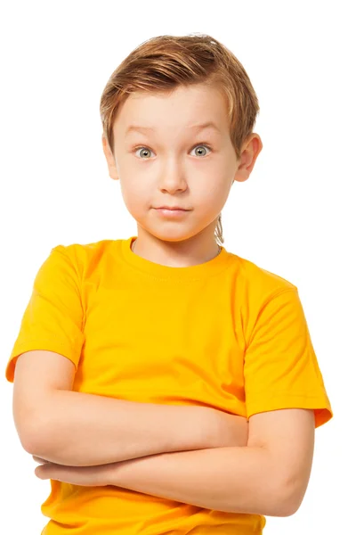 Menino perplexo em camiseta amarela — Fotografia de Stock