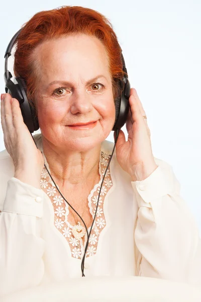 Velha senhora ouvindo música — Fotografia de Stock