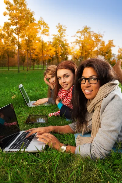 Vänner i solig park — Stockfoto