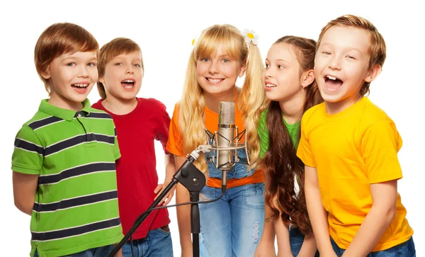 Compagni di classe che cantano insieme — Foto Stock